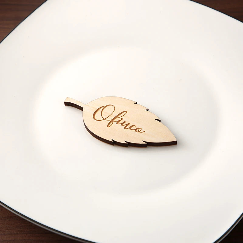 Carte table bois personnalisable décoration nom prénom custom mariage fête assiette repas convive dessert noël durable écologique original - lebois-eco.com