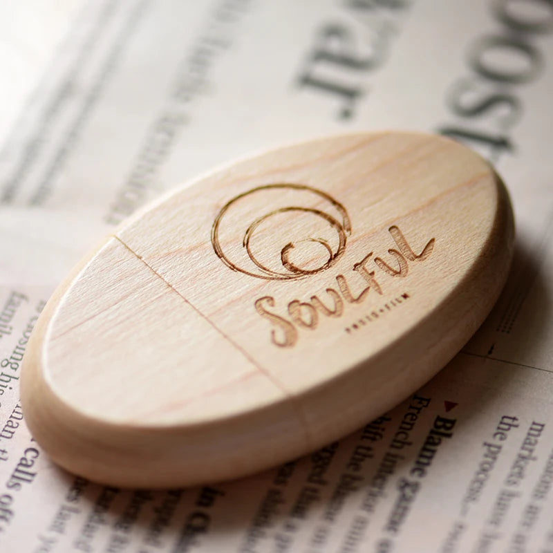 Clé usb ovale bois noyer érable personnalisable logo texte cadeaux promotion entreprise mariage photographe goodies durable - lebois-eco.com