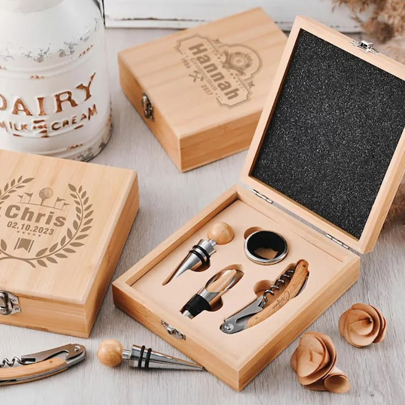 Coffret sommelier bois personnalisable gravure laser 4 éléments tire-bouchon verseur stop-goutte cadeau amateur vin bourgogne bordeau durable - lebois-eco.com