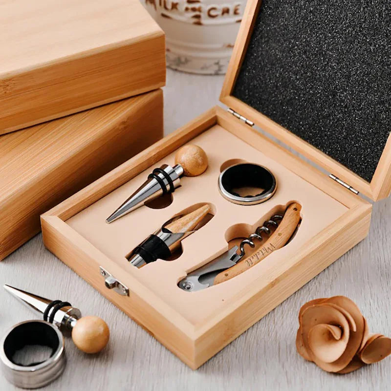 Coffret sommelier bois personnalisable gravure laser 4 éléments tire-bouchon verseur stop-goutte cadeau amateur vin bourgogne bordeau durable - lebois-eco.com