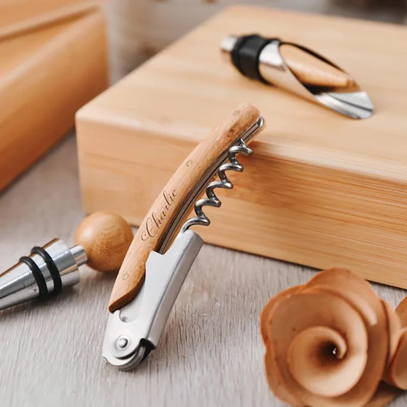 Coffret sommelier bois personnalisable gravure laser 4 éléments tire-bouchon verseur stop-goutte cadeau amateur vin bourgogne bordeau durable - lebois-eco.com