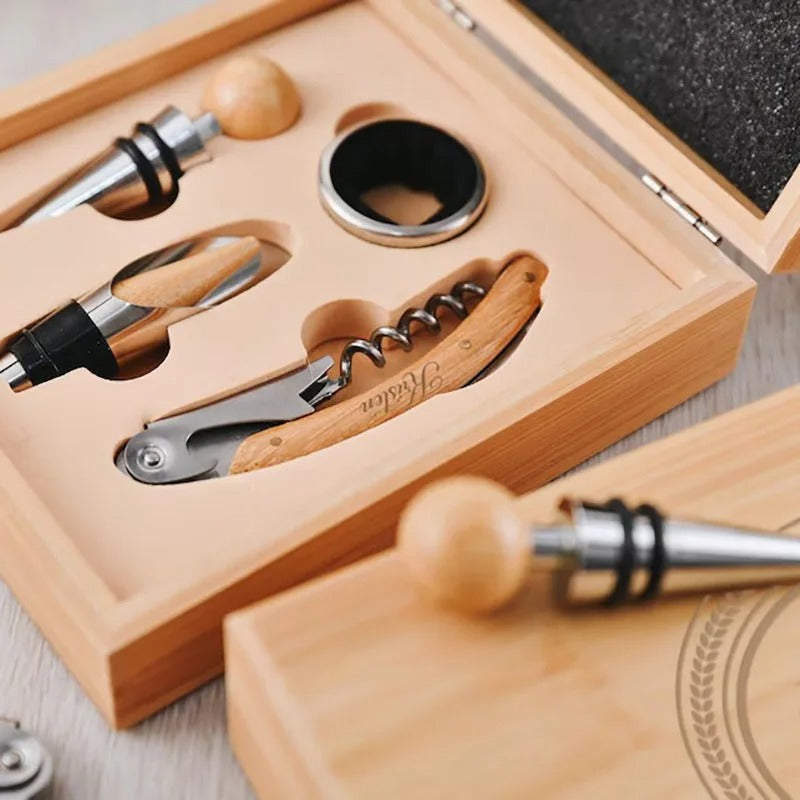 Coffret sommelier bois personnalisable gravure laser 4 éléments tire-bouchon verseur stop-goutte cadeau amateur vin bourgogne bordeau durable - lebois-eco.com