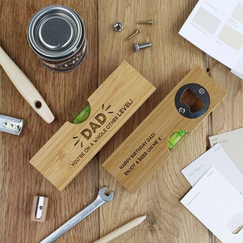 Duo niveau à bulle et ouvre-bouteille décapsuleur en bois personnalisable gravure laser nom prénom logo pour cadeau anniversaire entreprises particuliers professionnels durable - lebois-eco.com
