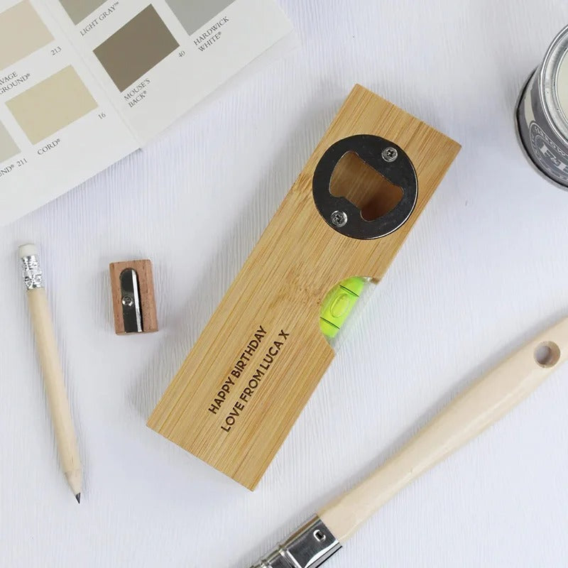 Duo niveau à bulle et ouvre-bouteille décapsuleur en bois personnalisable gravure laser nom prénom logo pour cadeau anniversaire entreprises particuliers professionnels durable - lebois-eco.com