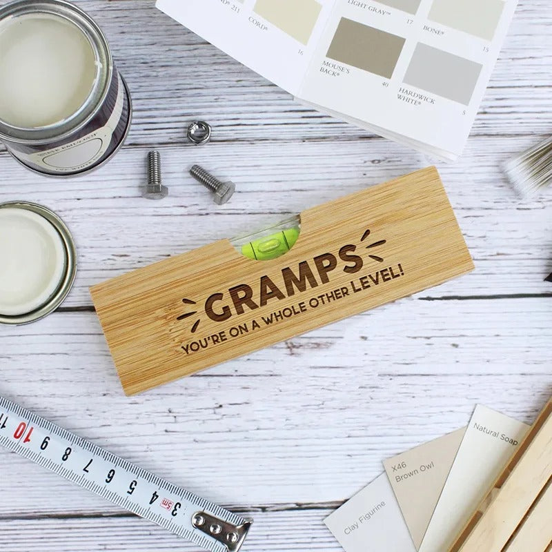 Duo niveau à bulle et ouvre-bouteille décapsuleur en bois personnalisable gravure laser nom prénom logo pour cadeau anniversaire entreprises particuliers professionnels durable - lebois-eco.com