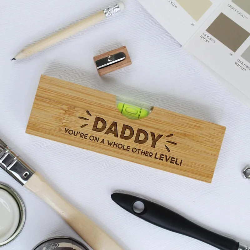 Duo niveau à bulle et ouvre-bouteille décapsuleur en bois personnalisable gravure laser nom prénom logo pour cadeau anniversaire entreprises particuliers professionnels durable - lebois-eco.com