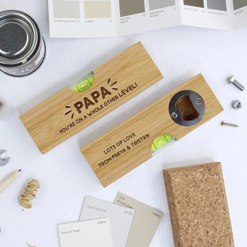 Duo niveau à bulle et ouvre-bouteille décapsuleur en bois personnalisable gravure laser nom prénom logo pour cadeau anniversaire entreprises particuliers professionnels durable - lebois-eco.com