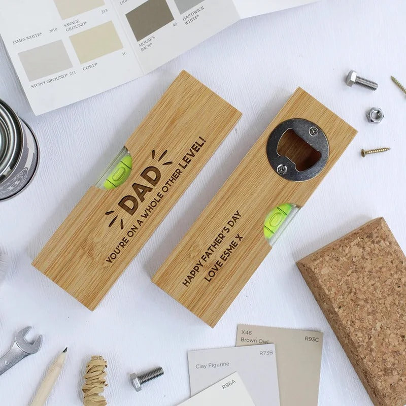 Duo niveau à bulle et ouvre-bouteille décapsuleur en bois personnalisable gravure laser nom prénom logo pour cadeau anniversaire entreprises particuliers professionnels durable - lebois-eco.com