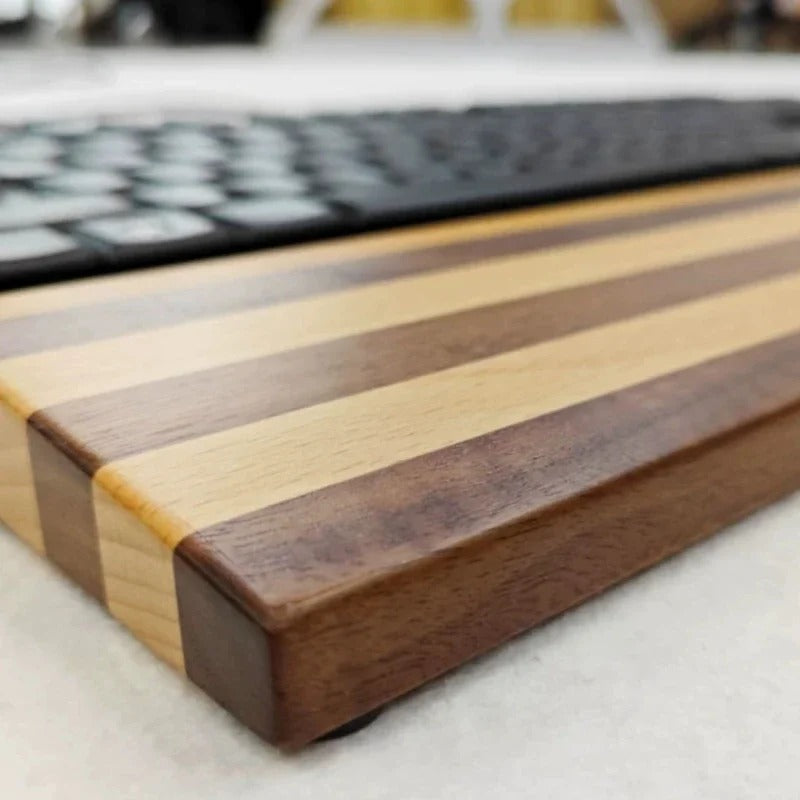 Repose-poignet en hêtre bicolore sur bureau minimaliste et moderne