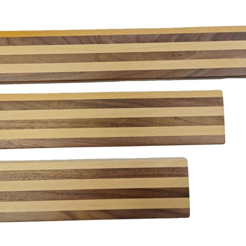 Repose-poignet en bois de hêtre bicolore sur bureau ergonomique moderne avec clavier