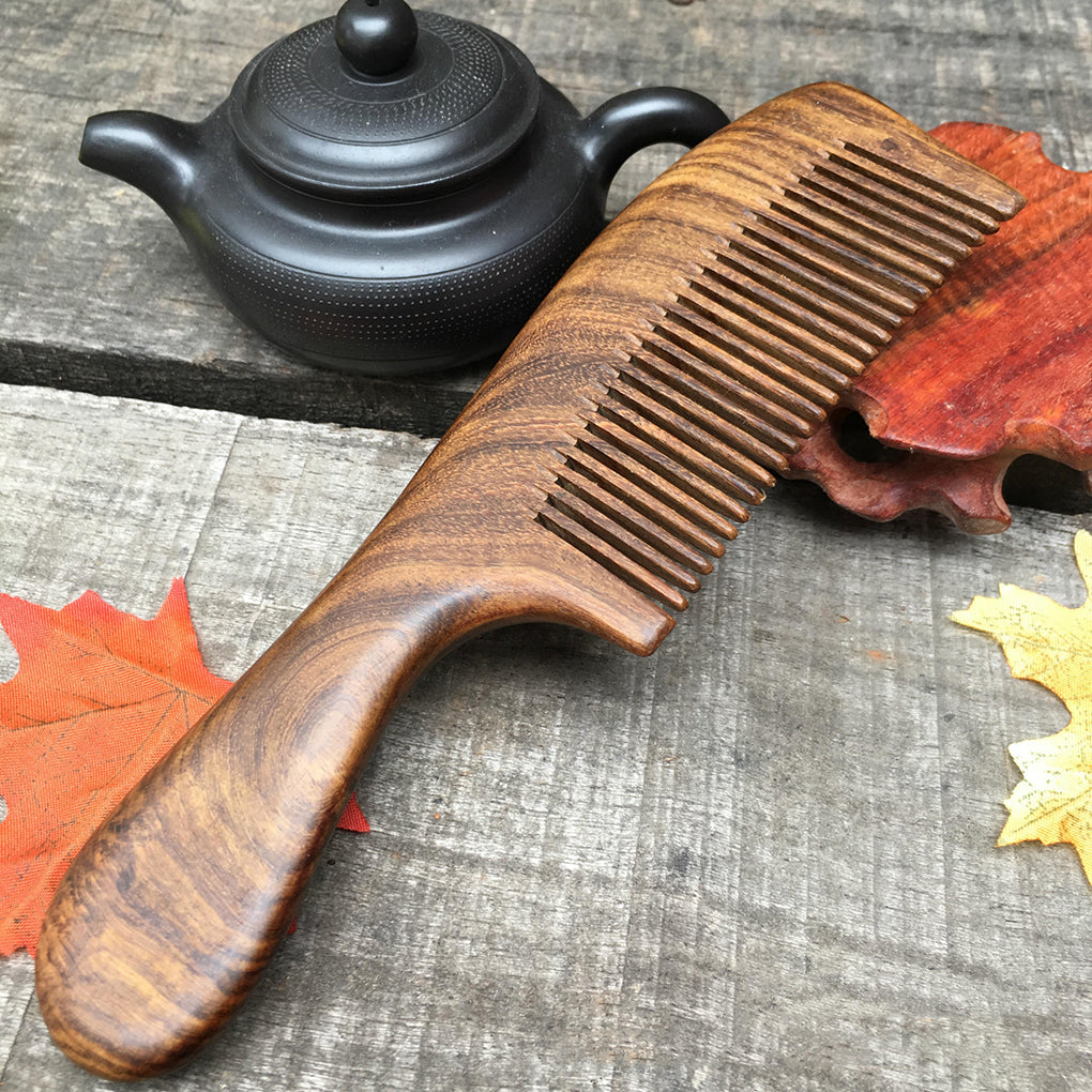 Peigne bois de Santal antibactérien hypoallergénique haute qualité rétro soin cheveux cuir chevelu pellicule coiffeur coupe hygiène environnement écologique renouvelable responsable - lebois-eco.com