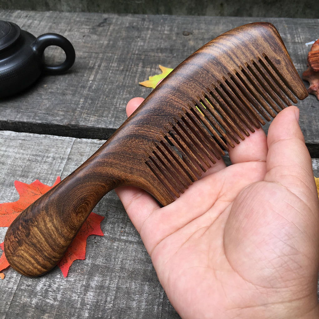 Peigne bois de Santal antibactérien hypoallergénique haute qualité rétro soin cheveux cuir chevelu pellicule coiffeur coupe hygiène environnement écologique renouvelable responsable - lebois-eco.com
