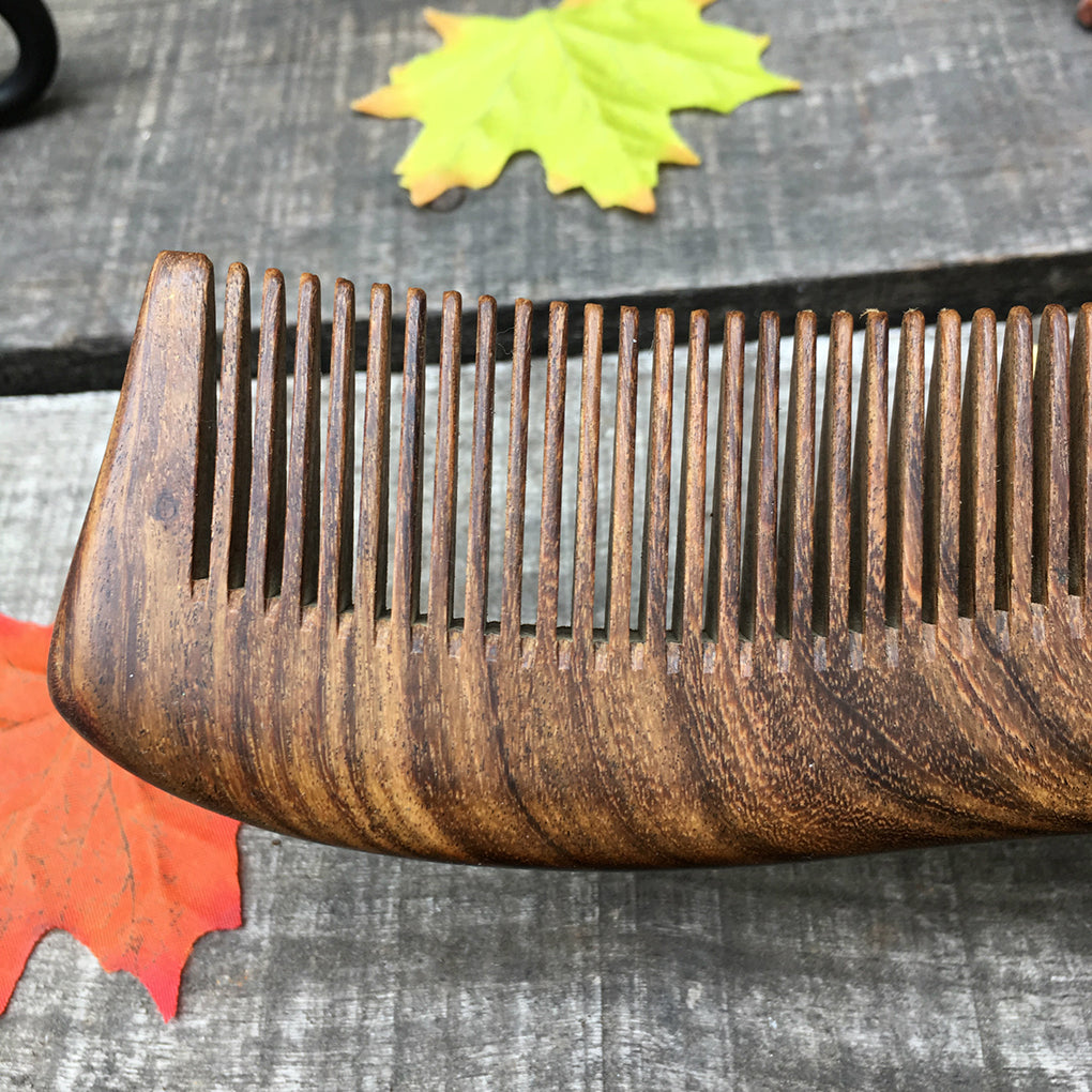 Peigne bois de Santal antibactérien hypoallergénique haute qualité rétro soin cheveux cuir chevelu pellicule coiffeur coupe hygiène environnement écologique renouvelable responsable - lebois-eco.com