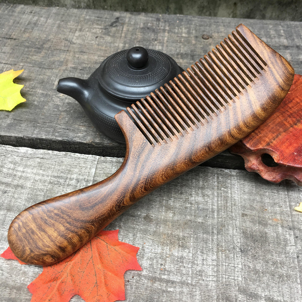 Peigne bois de Santal antibactérien hypoallergénique haute qualité rétro soin cheveux cuir chevelu pellicule coiffeur coupe hygiène environnement écologique renouvelable responsable - lebois-eco.com