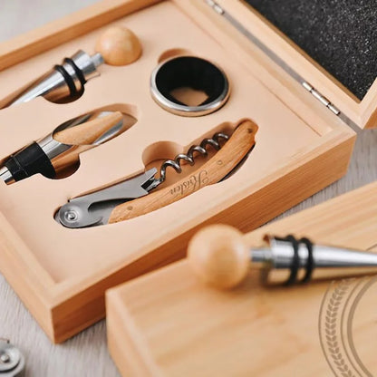 Coffret sommelier bois personnalisable gravure laser 4 éléments tire-bouchon verseur stop-goutte cadeau amateur vin bourgogne bordeau durable - lebois-eco.com