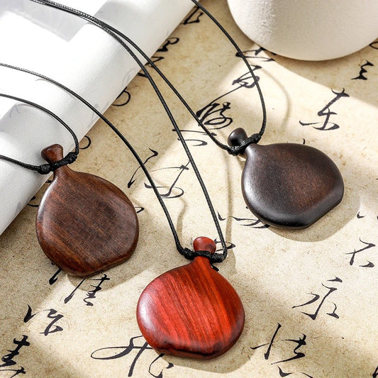 Collier long mixte en bois naturel ébène et santal avec pendentif élégant de style bohème et chic.