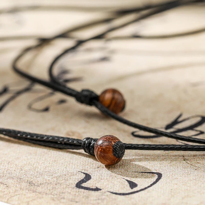 Collier long mixte en bois naturel ébène et santal avec pendentif élégant de style bohème et chic.