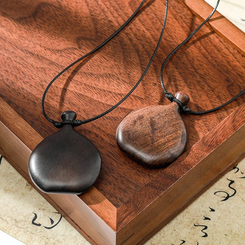 Collier long mixte en bois naturel ébène et santal avec pendentif élégant de style bohème et chic.