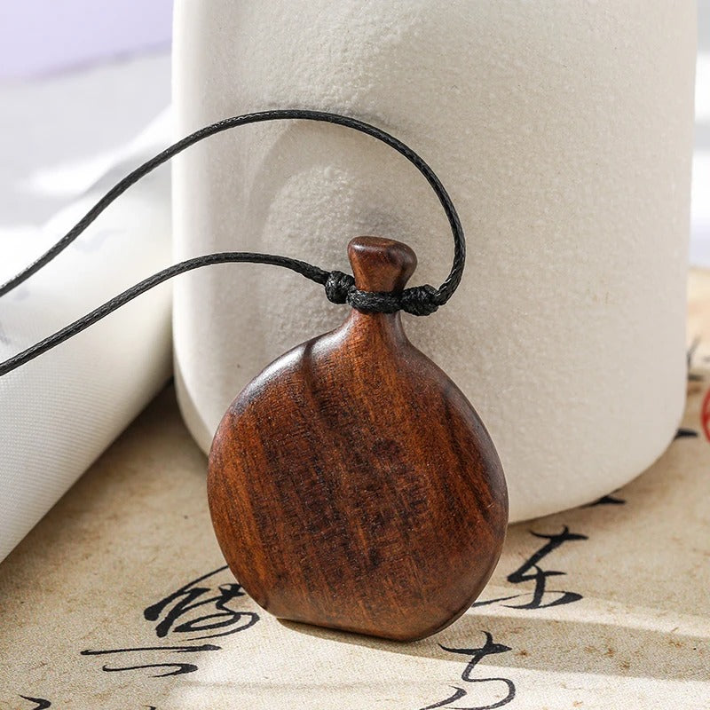 Collier long mixte en bois naturel d'ébène avec pendentif élégant de style bohème et chic.