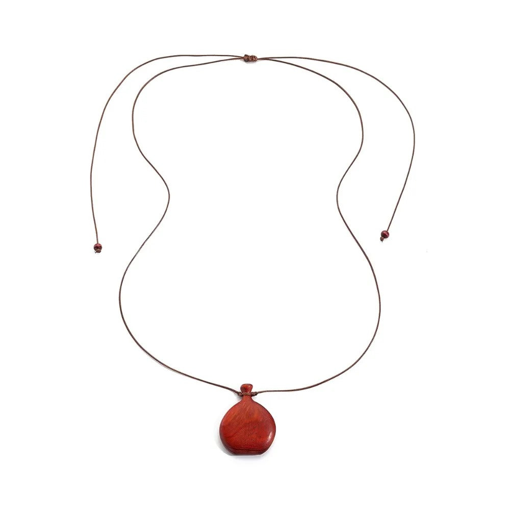 Collier long mixte en bois naturel ébène et santal avec pendentif élégant de style bohème et chic.