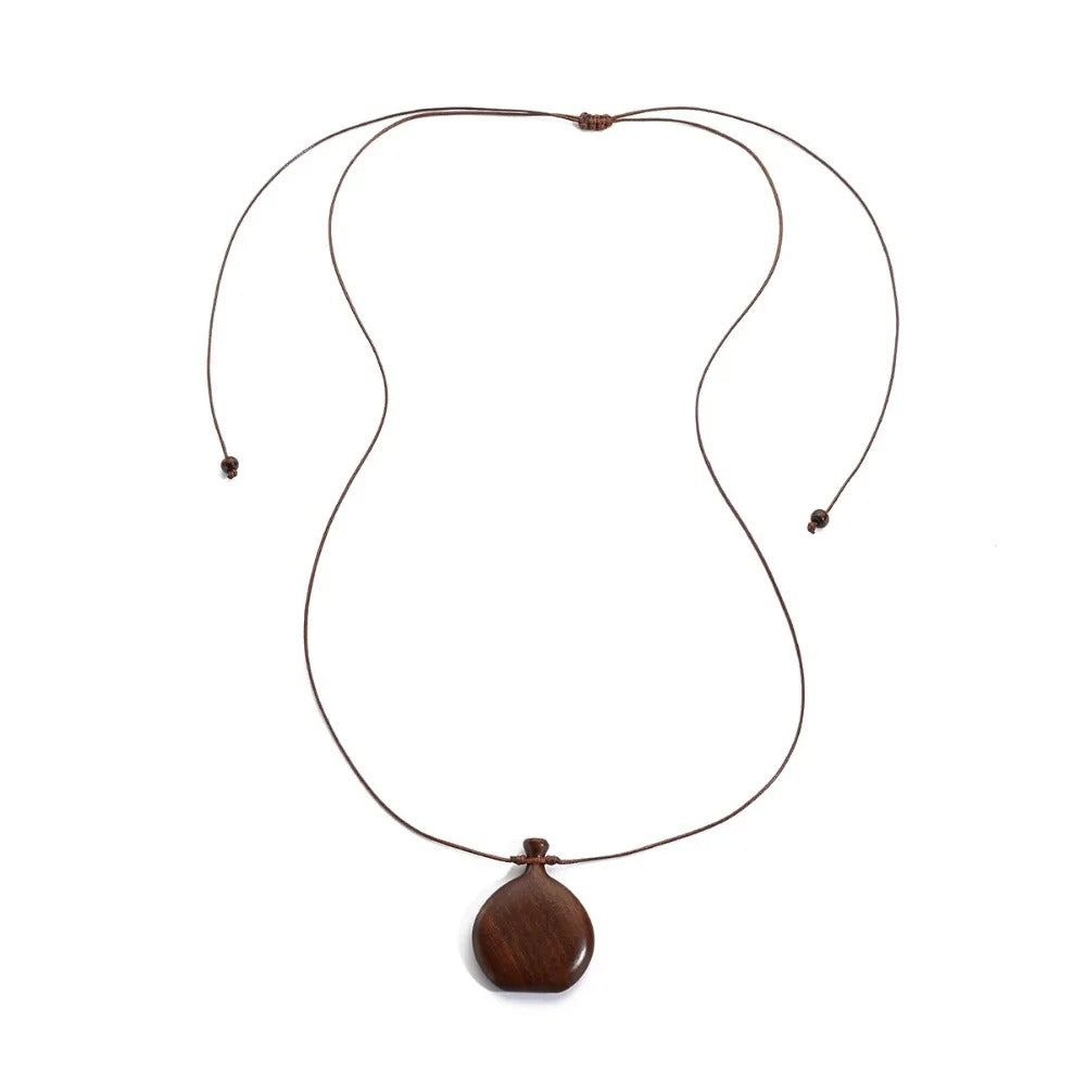 Collier long mixte en bois naturel ébène et santal avec pendentif élégant de style bohème et chic.