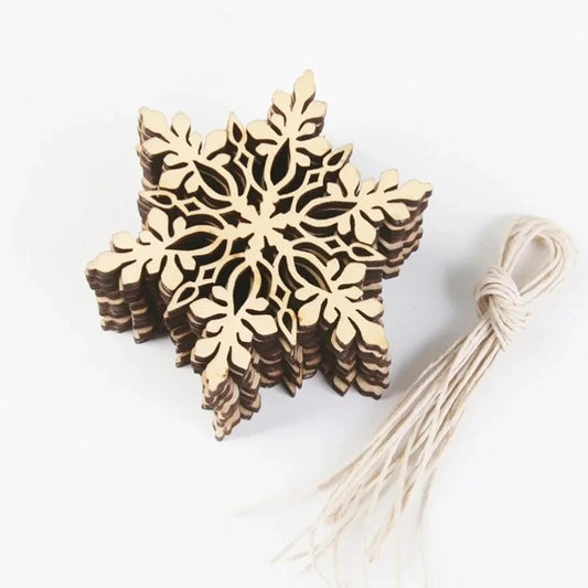 Flocon de neige en bois suspendu sur un sapin décoré – décoration artisanale et chaleureuse