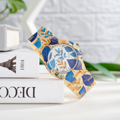 Montre en bois peinte posée en décoration – présentation artistique et naturelle