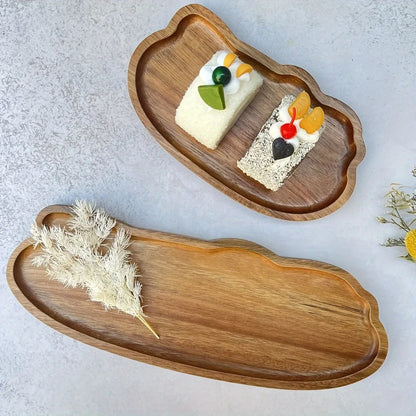Plateau en bois d'acacia de style japonais avec desserts, idéal pour servir pâtisseries, fruits ou gourmandises avec élégance.