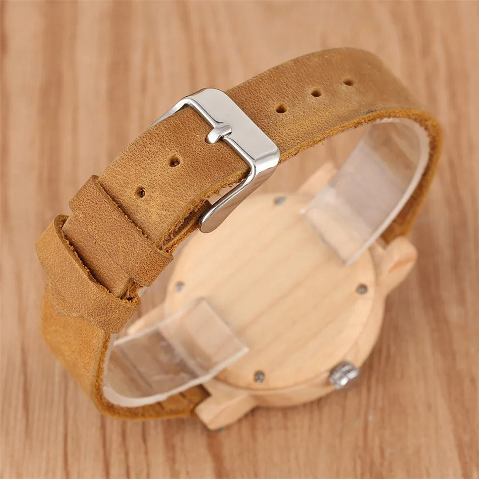 Détail du bracelet en cuir et de la boucle de la montre en bois