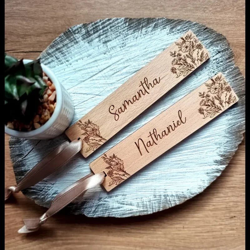 Décoration de table mariage champêtre avec marque-places en bois
