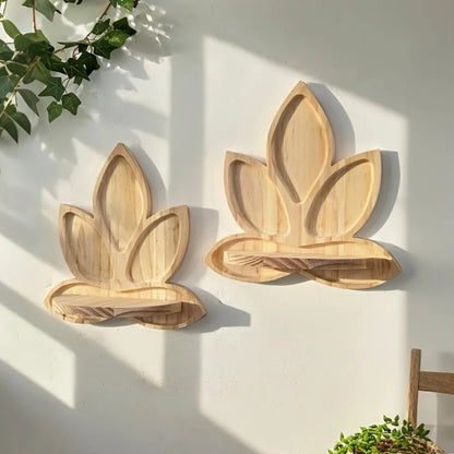 Vue de face de l'étagère murale Fleur de Lotus en bois.