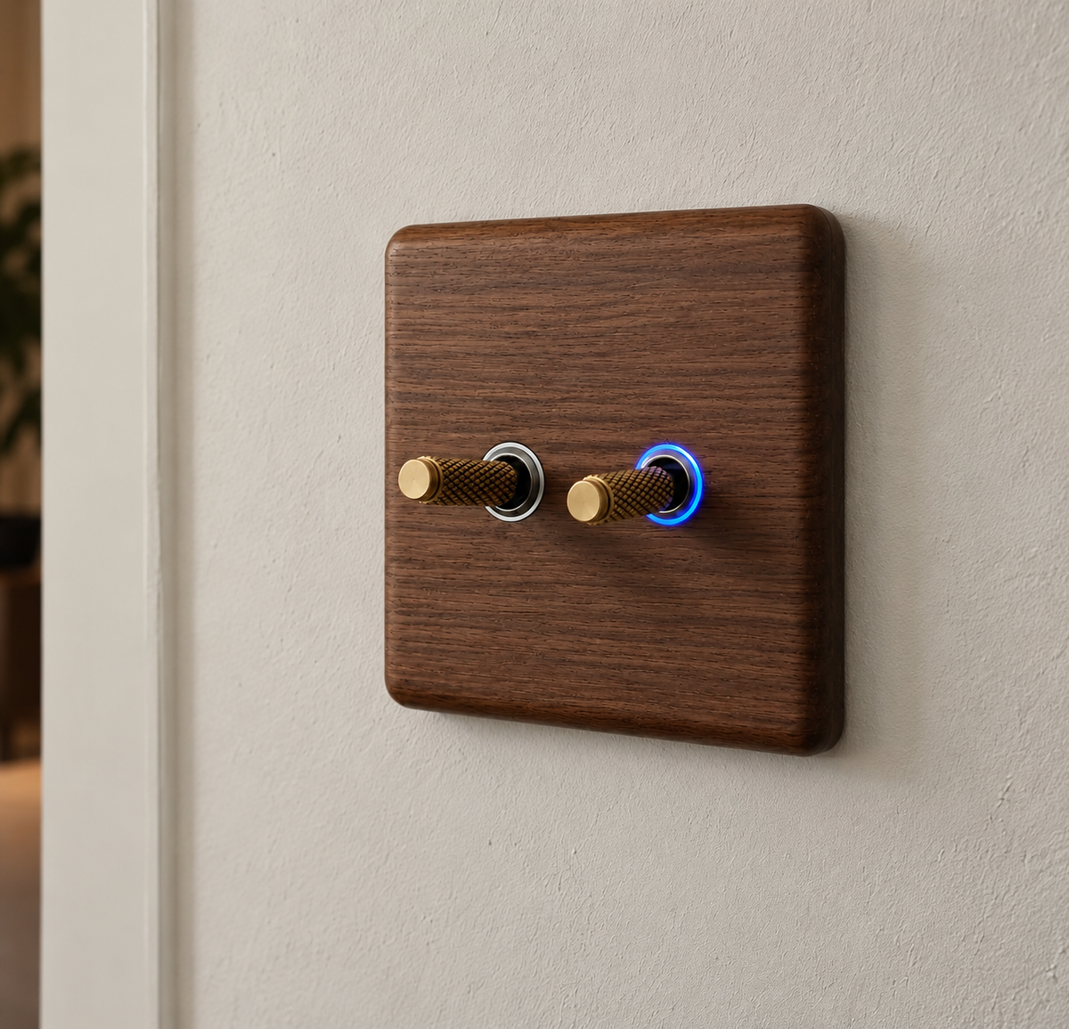 Interrupteur en bois de noyer avec LED bleue et levier en laiton installé au mur