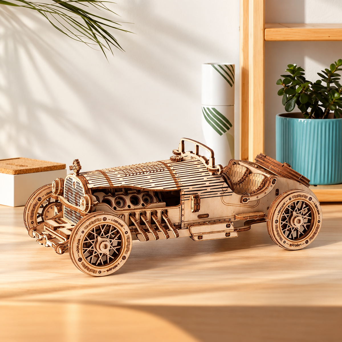 Maquette de voiture de course vintage en bois exposée sur une table en bois clair dans un intérieur lumineux