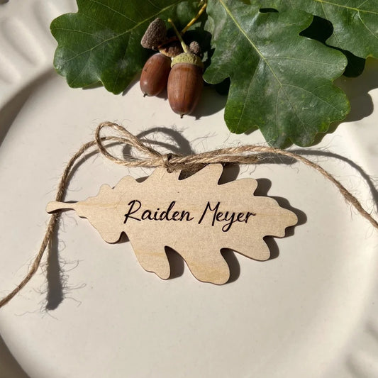 Marque-place en bois personnalisé en forme de feuille découpé au laser pour mariage avec prénom gravé
