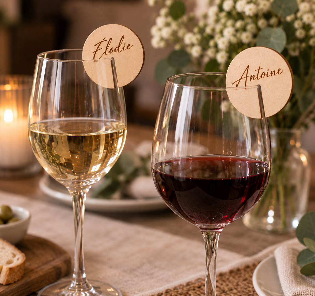 Deux marque-verres ronds en bois personnalisés avec les prénoms Elodie et Antoine