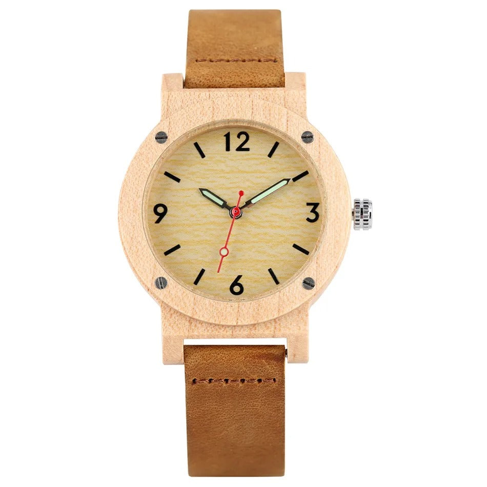 Montre en bois naturel avec cadran graphique et chiffres stylisés