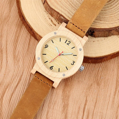 Montre en bois et cuir posée sur une surface en bois naturel