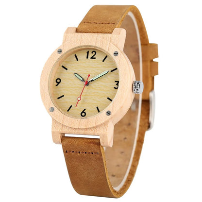 Montre en bois clair avec bracelet en cuir marron sur fond blanc