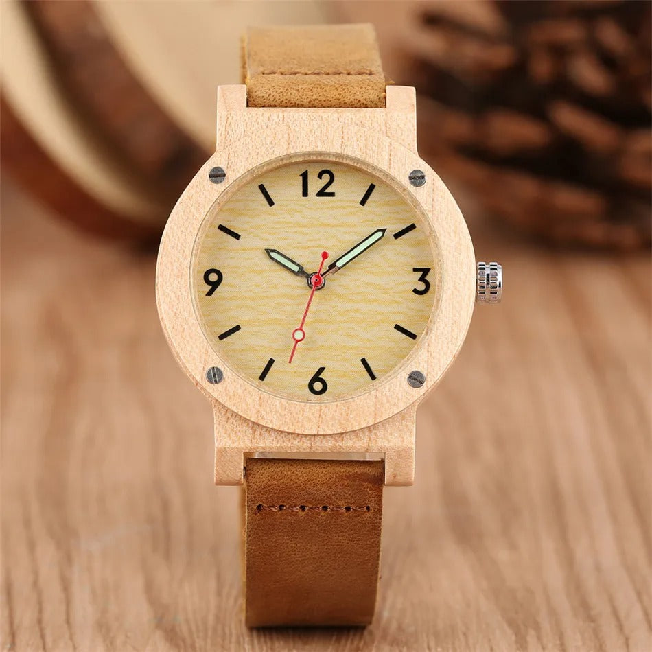Montre en bois clair vue de face avec cadran minimaliste