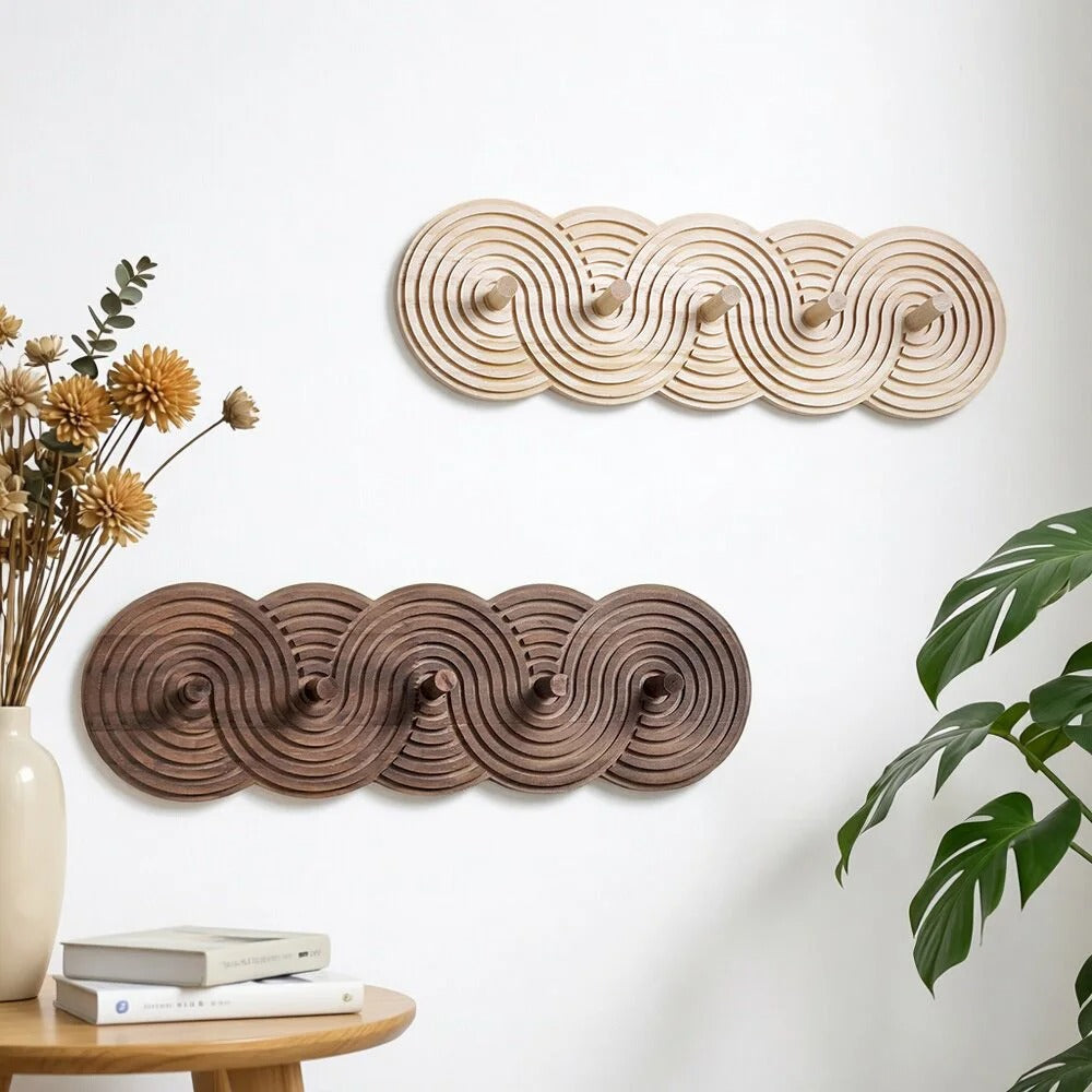 Porte-manteau mural design disponible en bois clair et foncé