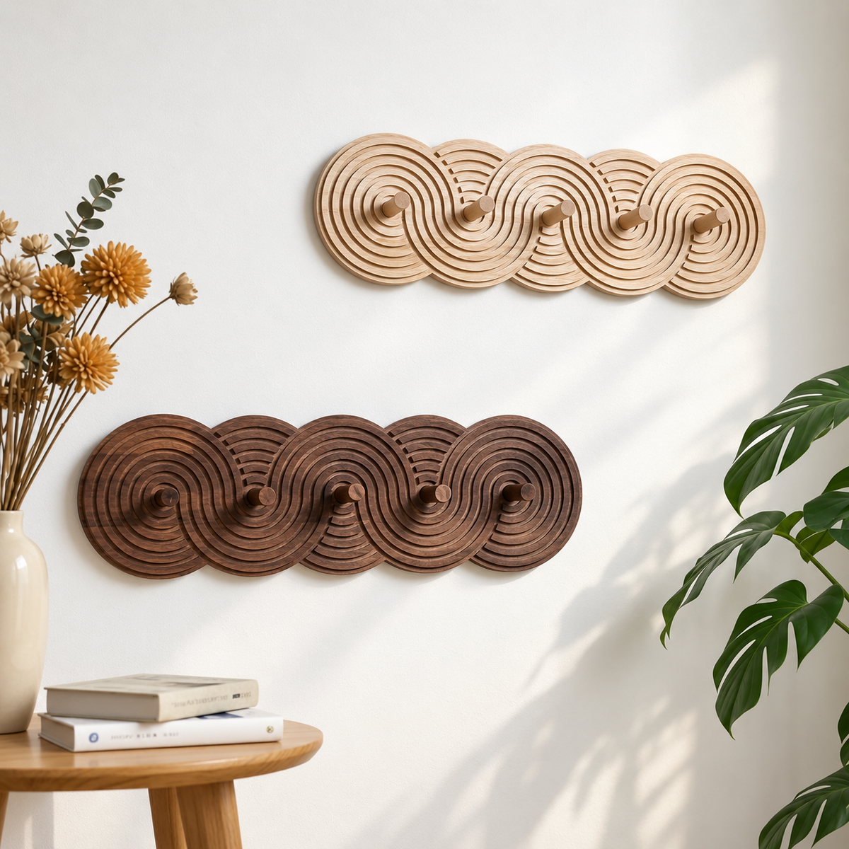 Deux Porte-manteaux muraux en bois clair et foncé