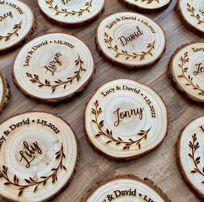 rondins de bois gravés utilisés comme marque-places pour mariage style champêtre