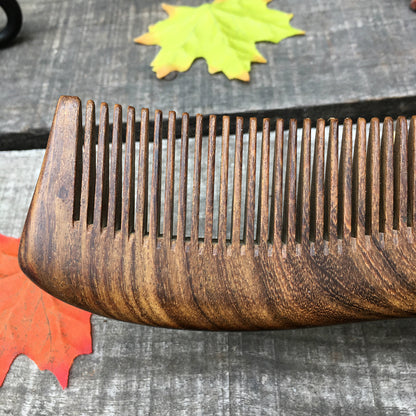 Peigne bois de Santal antibactérien hypoallergénique haute qualité rétro soin cheveux cuir chevelu pellicule coiffeur coupe hygiène environnement écologique renouvelable responsable - lebois-eco.com